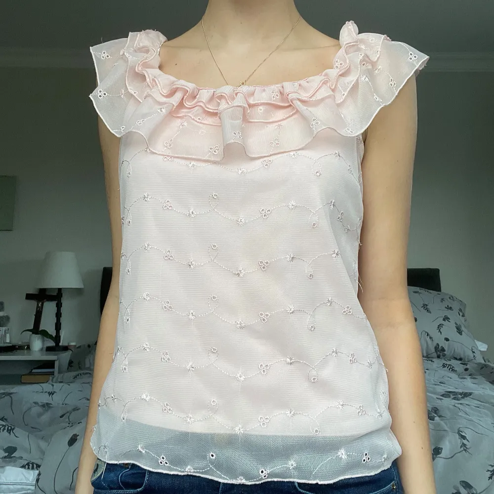 Så himla fin ljusrosa mesh topp med volanger och blommig mönster🌸💕. Yläosat.