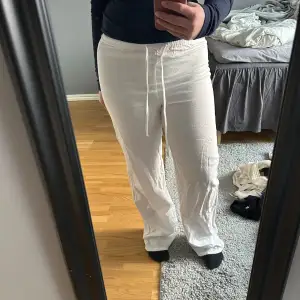 Vita linnebyxor från Pull&Bear. Aldrig använda då de är för små💗