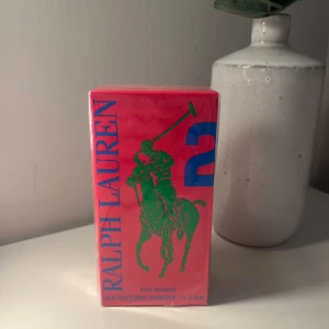 Ralph Lauren 2 Eau de Toilette för kvinnor - Eau de Toilette från Ralph Lauren, speciellt designad för kvinnor. Köpt för 550kr, kan ändra priset jag har satt💕har inget kvitto tyvärr