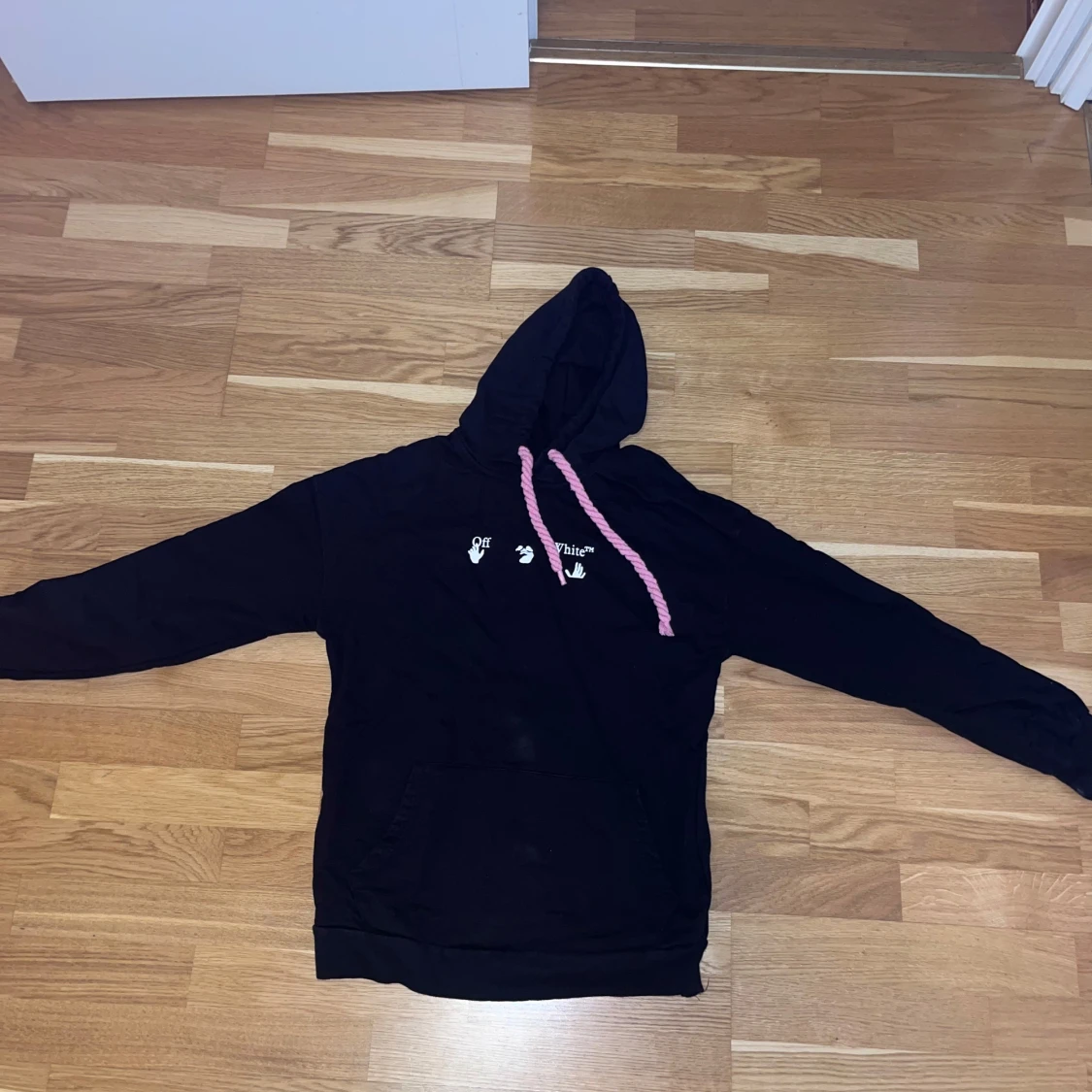 Svart hoodie med blått tryck - 1