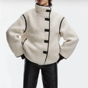 Pile jacka från Hm  - Säljer denna jacka från hm, använd fåtal gånger. 