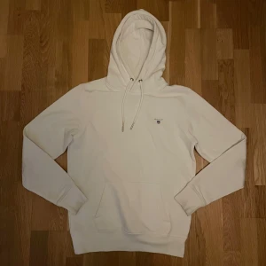 GANT hoodie vit - Tja, säljer min gant hoodie i storlek S då den är för liten. Inga defekter och skicket är så gott som nytt, använd 1-2 gånger. Om ni har några frågor är det bara att ställa de så svarar jag så snabbt jag kan. 