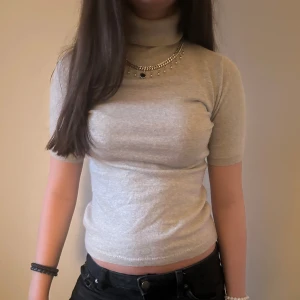 Grå polotröja med korta ärmar - Jätte söt polo tröja!! 