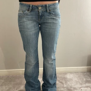 Lågmidjade vintage jeans - Snygga lågmidjade jeans💗  Midjemått: 38cm tvärs över Innerbenslängden: 85cm Grenhöjd: 19cm. På lappen står det storlek 27/34