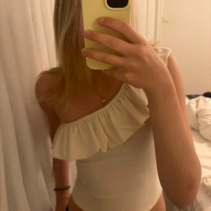 Vit offshoulder topp med volang - Säljer en såå fin vit offshoulder topp med volangdetalj.💞❣️❣️ ny skick🤩🤩