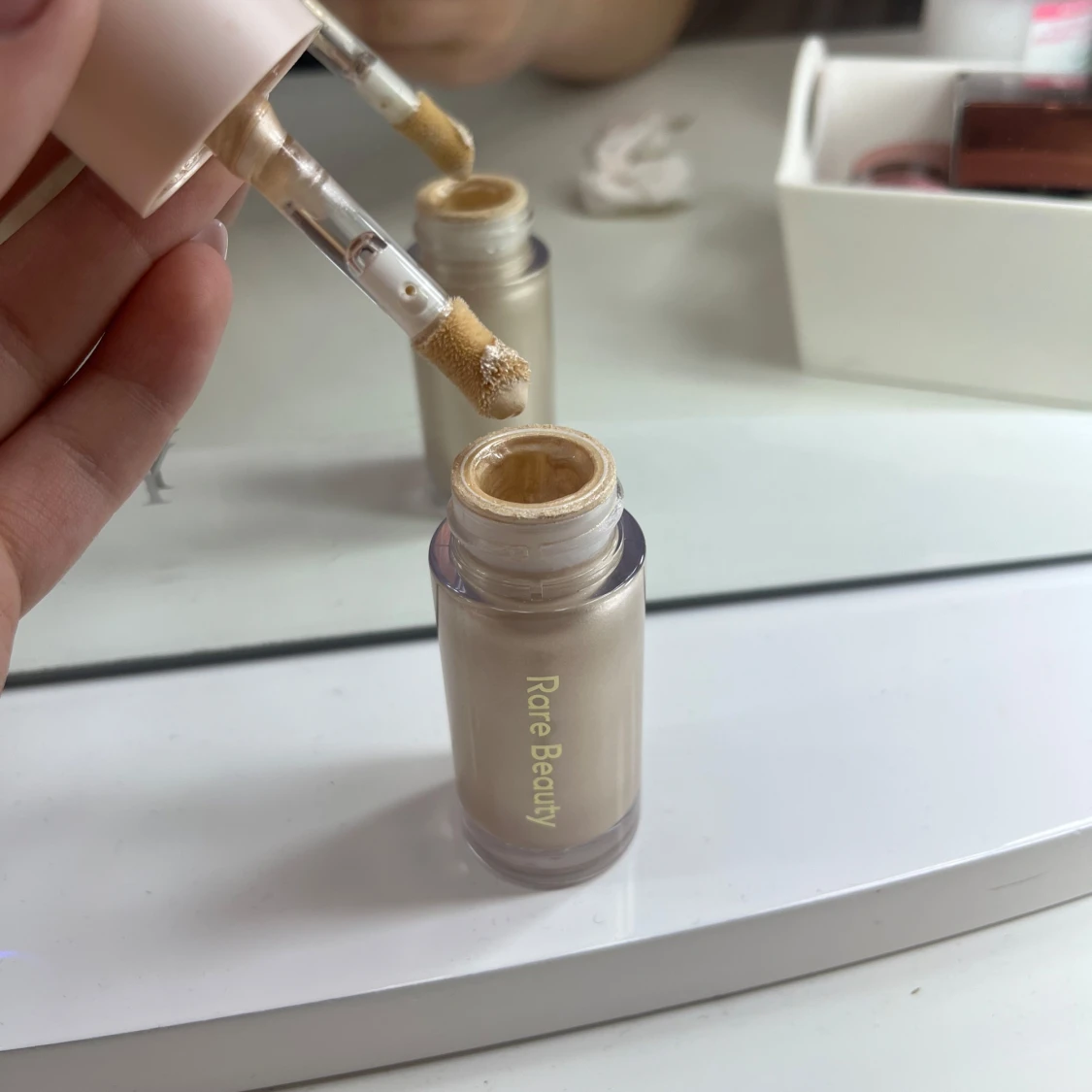 Highlighter från Rare Beauty - 2