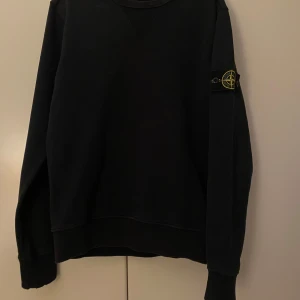 Stone Island crewneck  - Hej säljer denna stilrena svarta Stone Island tröjan! 🌟🔥Den är i fint skick men har några små defekter. Nypriset är ~3300kr!❌  om ni har några frågor är det bara att höra av er!🙌🌟      Priset är ej hugget i sten så kom med rimliga prisförslag!🙌