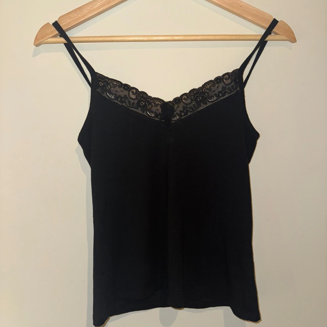 Svart linne med spetsdetaljer