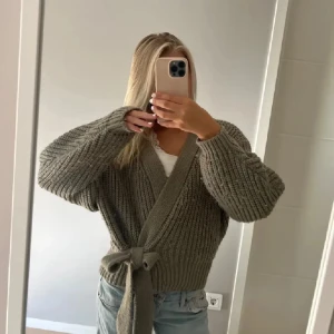 Grön stickad omlottkofta - Jättesöt grön stickad omlottkofta