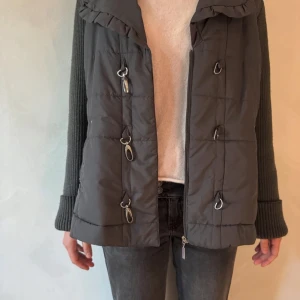 Grå dunväst med stickade ärmar - Fin grå cardigan, storlek L men sitter som en M