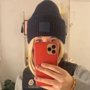 Acne mössa - Jag säljer denna jättefina acne mössan som är i super fint skick. Vet inte om den är äkta men säljaren på Plick säger det, lite smink på insidan men syns inte vid användning. Första bilden är lånad💘
