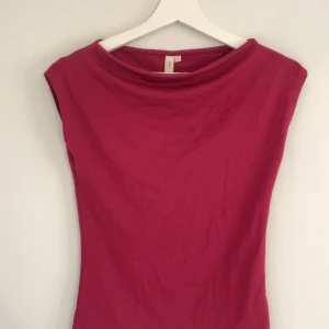 Vinröd topp - Snygg vinröd topp med tight passform och ärmlös design. Den är jätte fin både nu och på sommaren☺️💕helt ny bara testa den 😁 kan sicka mer bilder 