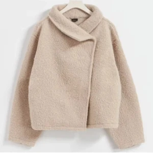 Teddy jacka / kappa - Teddy kappa från Gina Tricot i nyskick. Kappan har inga defekter men säljs då den är för stor för mig💕Den är storlek M men passar S-M och har en oversized passform💕sista bilden är lånad men bara att fråga om fler bilder om man vill💕