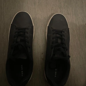 Svarta sneakers från Pier One - Snygga svarta sneakers från Pier One med vit sula och snörning. Perfekta för en casual look och passar till det mesta i garderoben.