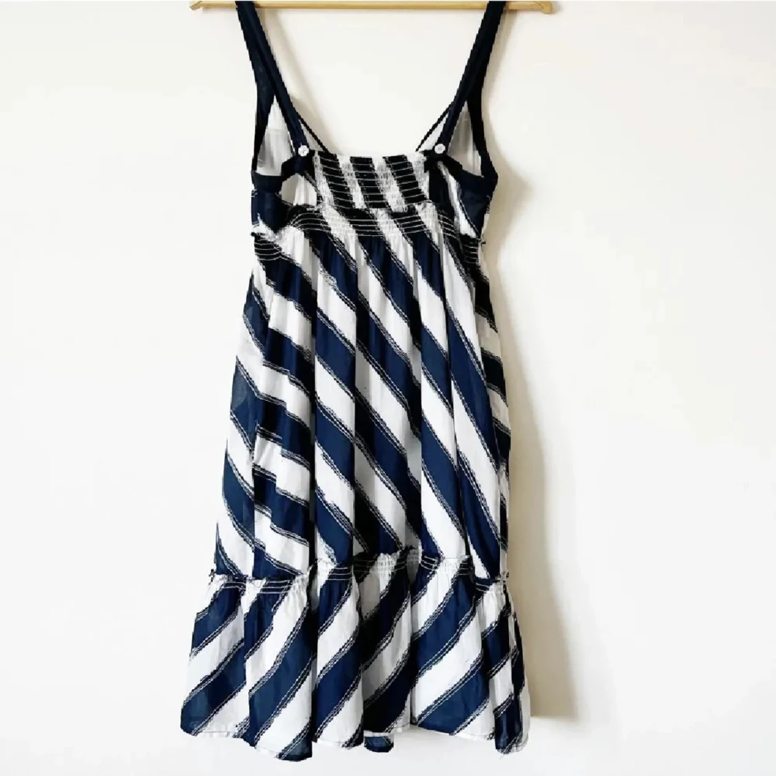 Randig klänning med volang (fickor) - 2