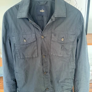 Svart overshirt från Morris - Snygg svart overshirt från Morris! 9/10 knappt använd då den är stor i storleken! finns kvitto och tagg! hör av dig om du har några funderingar! Axel Olofsson