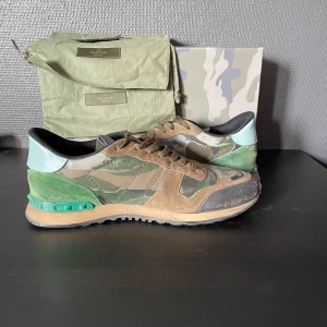 Valentino rockrunners - Sjukt feta valentino rockrunners perfekta för alla tillfällen🙌 Box + Dustbag + kort medföljer ✅Nypris 550€🤑💸Storlek 44 | Om du har nån fråga eller fundering är de bara att höra dig👍