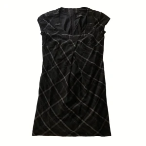 Svart rutig klänning från Esprit - Snygg svart klänning från Esprit med rutmönster. Klänningen har korta ärmar och en dragkedja i ryggen för enkel påklädning. 