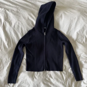brandy melville ribbad cropped hoodie - använd två/tre gånger, 80% bomull 20% polyamid, mått armhåla till armhåla: 45cm längd: 49cm