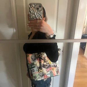 michael kors väska  - Säljer denna för dem kommer aldrig till använing har aldrig använt den men den är jätte fin och jätte bra skick.