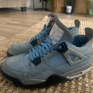 Jordan 4 retro university blues - Jag har köpt de i år och använt de fast jag samlar upp till nya skor priset går att diskuteras 