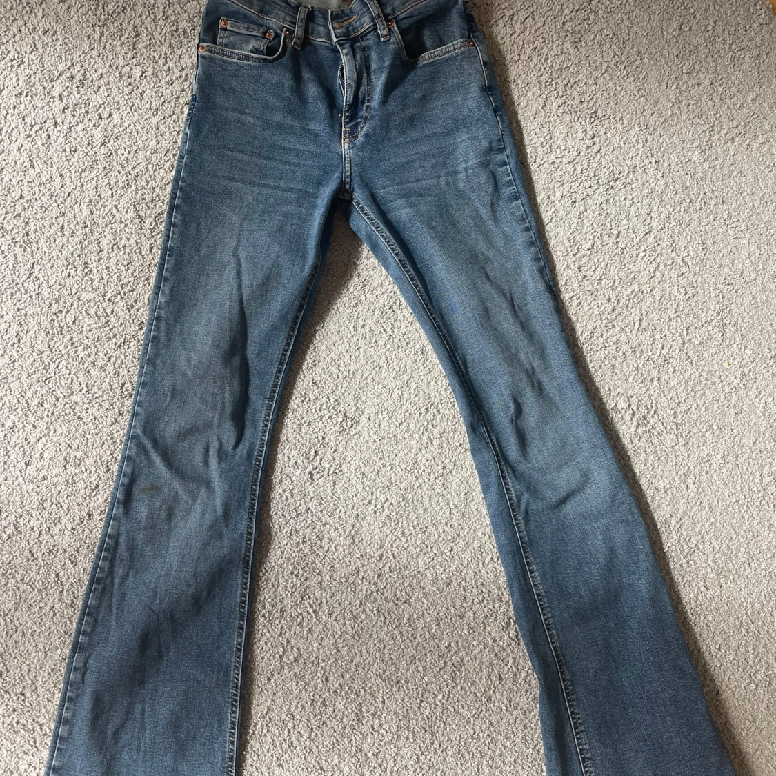 Blå bootcut jeans