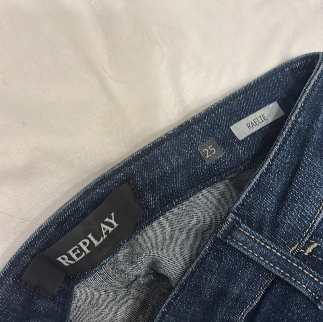 Mörkblå utsvängda jeans från Replay - 2