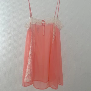 Nattlinne från Ella M Lindex - Säljer ett sött rosa nattlinne från Ella M med tunna axelband och vackra spetsdetaljer i vitt. STORLEK 36/38 men passar bäst storlek 38 för en babydoll look.