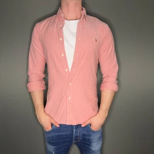 Ralph lauren skjorta - Hej säljer nu min fina Ralph Lauren skjorta i storlek M. Den är i nyskick och kommer vara otroligt snygg nu i vår och framåt sommaren. Nypris cirka 1600kr! Vi kommer att sälja liknande produkter nu i vår och närmare sommar så glöm inte följa profilen!🌊🍾