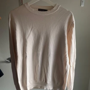 Stickad tröja från Oscar Jacobsson  - Beige tunn stickad tröja från oscar Jacobson i 100% bomull. Den är i mycket bra skick och sparsamt använd. Hör av er vid frågor!