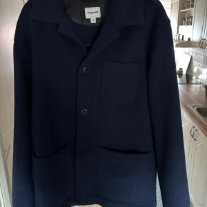 Overshirt blå - Hej, säljer en marinblå populär overshirt från kappahl. Använd fåtal gånger så nyskick. Storlek M tveka inte på att höra av dig🍾💯