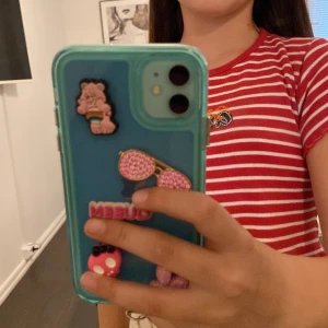 Röd- och vitrandig t-shirt med broderi - Säljer en cool röd- och vitrandig t-shirt med texten 'Girl Co' broderad på framsidan. T-shirten är kortärmad och har en croppad passform. Perfekt för en avslappnad stil!