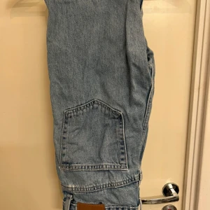 Ljusblå jeans från Weekday - Säljer ett par ljusblå jeans från Weekday i modellen Rowe extra high straight. De har en klassisk femficksdesign och är tillverkade i denim. Perfekta för en avslappnad stil.