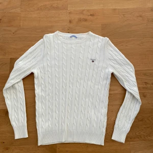 Kabel stickad Gant tröja - Bra skick-skriv om ni har frågor- E=65cm B=46cm C=35cm A=44cm D=60cm.