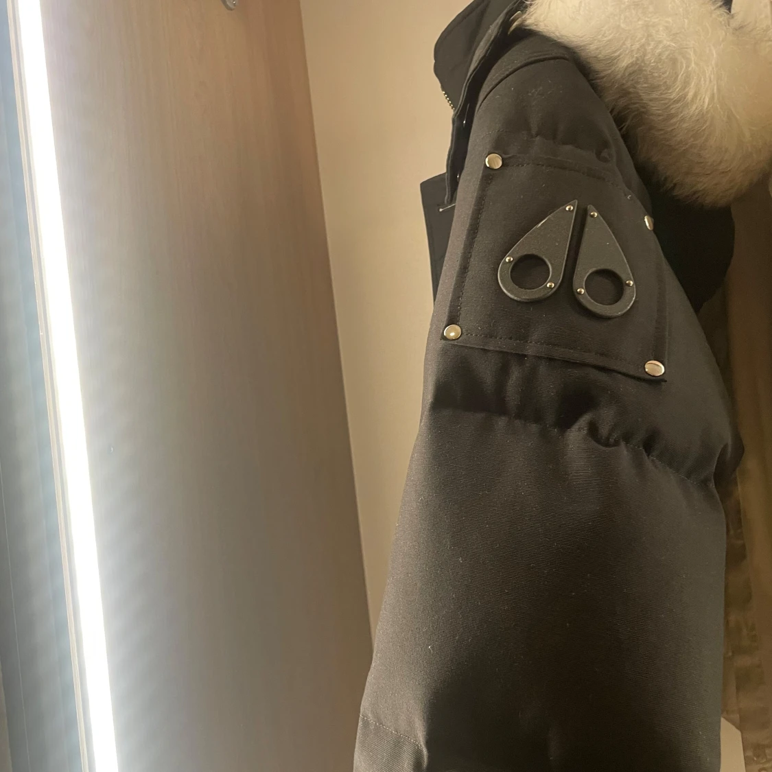 Svart vinterjacka  med pälsdetaljer - 1