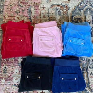Juicy Couture byxor - Röda: Xs, Rosa: sålda, Blåa: S, Svarta: M, Marinblåa: S. Alla är i nyskick. Skriv i Dm för fler bilder🩷