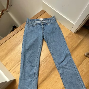 Blå jeans från Abrand Jeans - Snygga blå jeans från Abrand Jeans i modellen A 99 Low Straight'. Tillverkade i organisk material och har endast använts runt 5/6 gånger. Perfekta för en avslappnad stil med en rak passform. Nypris 999 kr, säljs nu för 400 kr