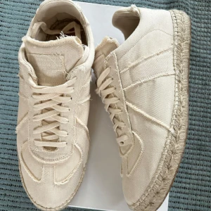 Maison margiela espadrilles  - Hej 👋 jag säljer denna unika maison margiela espadrilles som är perfekta till sommaren. Storlek 45‼️skick 10/10 och garanterar äkthet, helt nya ‼️och inga defekter. Priset går att diskuteras vid snabb affär‼️box och dustbag ingår!