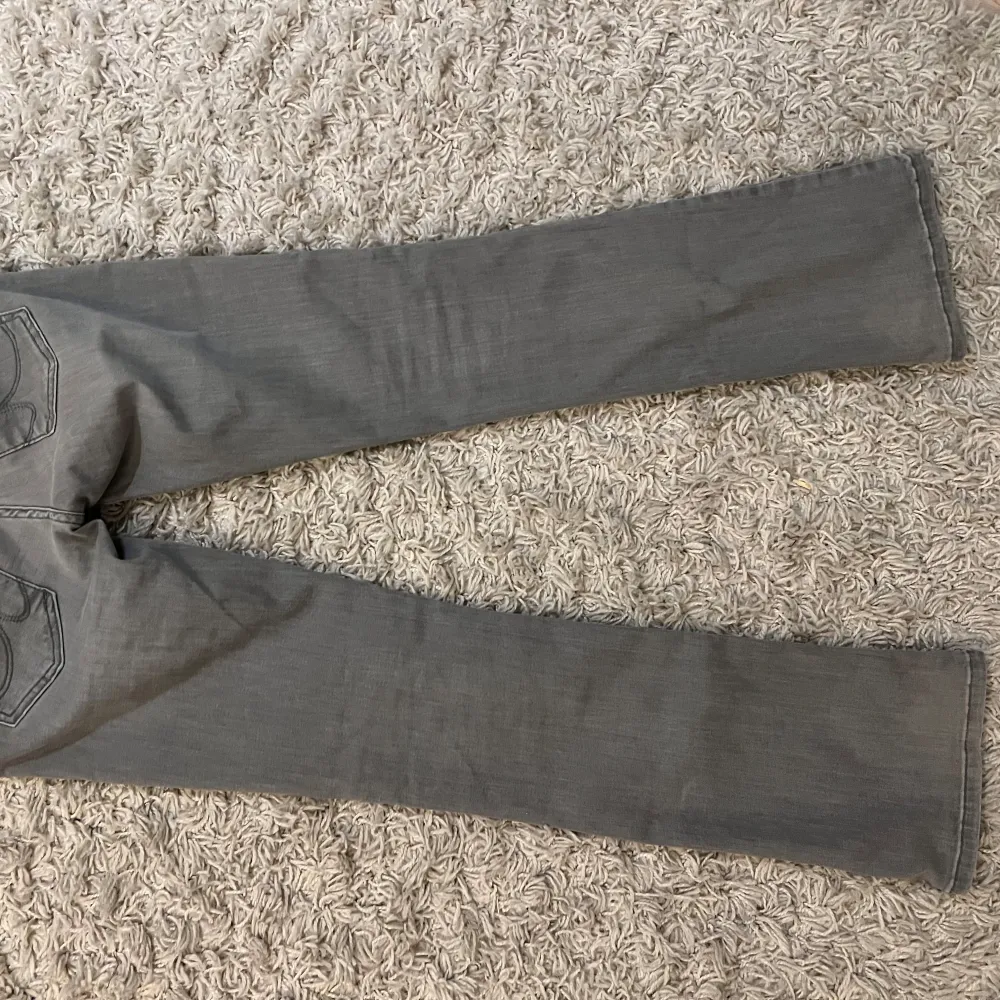 Perfekta Lågmidjade bootcut jeans från LTB! Storlek 26/32 (jag är 170) Innerbenslängd: 81 midjemått rakt över:38+ stretch jättefint skick . Farkut & Housut.