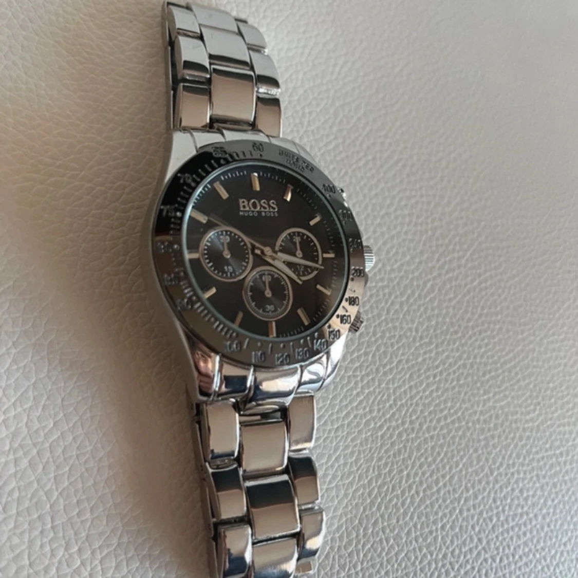 Silverfärgad klocka från Boss