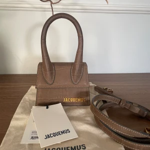 Väska från Jacquemus - Jättefin Jacquemus LE CHIQUTIO bag i beige. Det är den lilla storleken. Köpt i Paris på Lafayette. Jättebra skick!