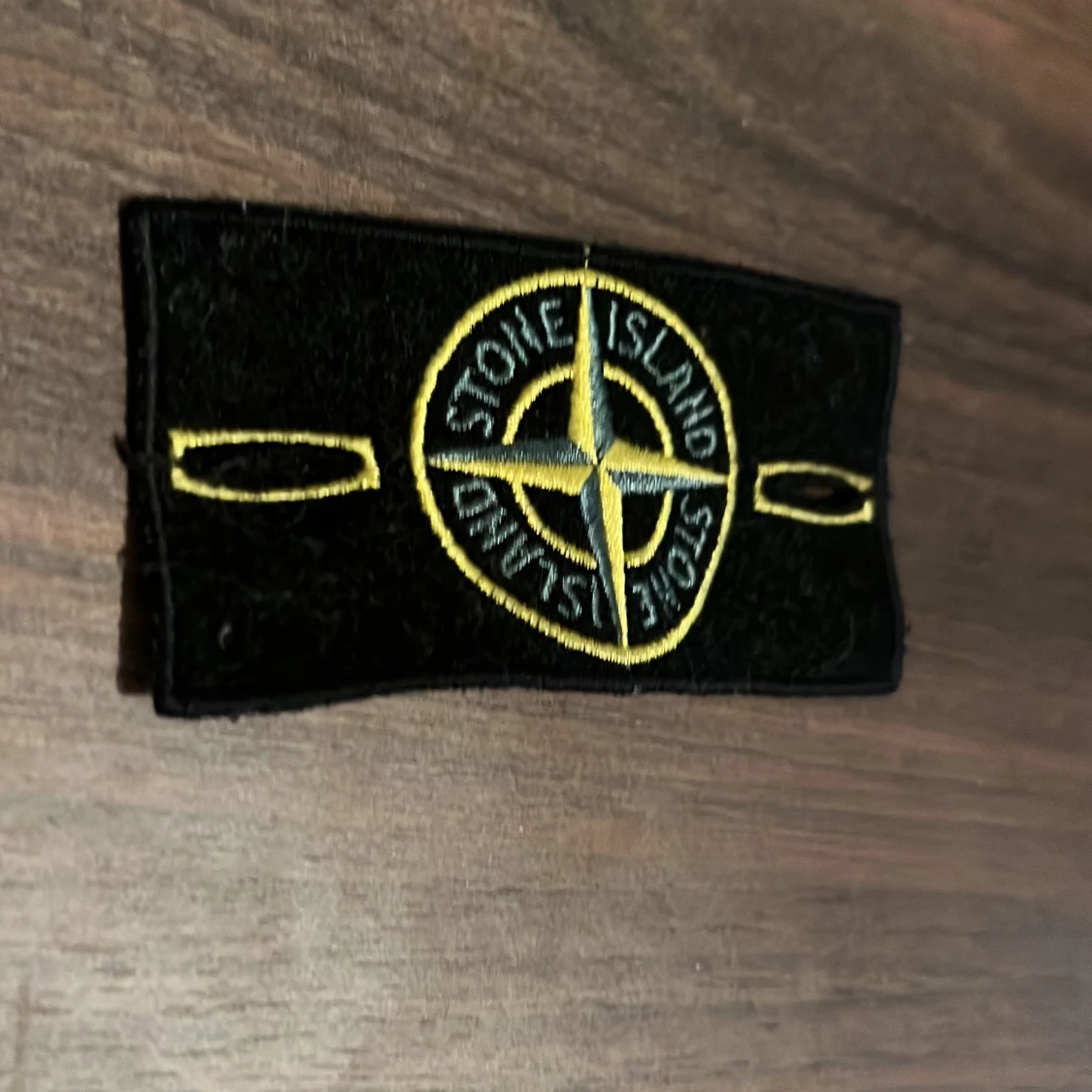Svart broderad patch från Stone Island - 2