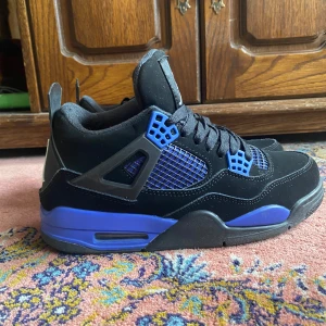 Jordan 4 Blue thunder - Jordan 4 blue thunder custom made i stl 40, 9/10 cond, endast använda 1-2 gånger ute sen dess har dem bara vart i garderoben och dammat. Pris kan diskuteras vid snabb affär.