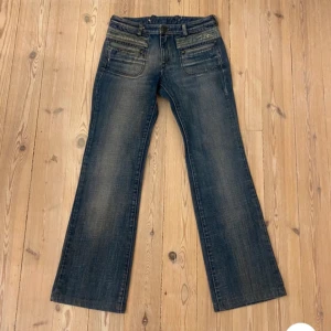 Blå bootcut jeans - Snygga blå unika jeans från diesel i storlek 24. Passar kortare och är rätt små i storleken. Lågmidjade och bootcut/utsvängda