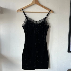 Svart klänning från Bik Bok - Svart klänning från Bikbok i sammetsmaterial.