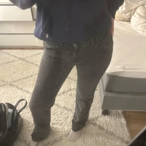 Low waist tall jeans från Gina Tricot - Snygga grå jeans från Gina Tricot med en klassisk femficksdesign. Byxorna har en knappgylf med två knappar och en dragkedja. De har en rak passform. Dessa är i tall modellen och passar mig bra som är 177 innerbenslängden är 85cm! Dom är även low waist!😍 dom har aldrig kommit till användning endast testade så i ett superbra skick!🥰finns på fler sidor så hör av dig innan du köper, tack!💗