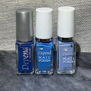 Nya! Blå nagellack från Depend - Oanvända! Tre olika nyanser av blått nagellack från Depend. Flaskorna har en stilren design med silver- och vitfärgade lock. Perfekt för att skapa en snygg manikyr med olika blå toner. Nypris 25-35:- st