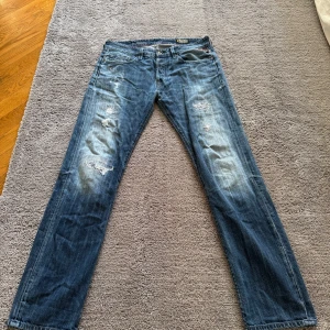 Replay jeans - Tja säljer mina replay jeans med slitningar då de är för stora för mig, fråga på om du har några frågor