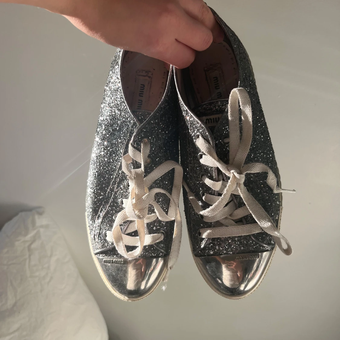 Glittriga sneakers från Miu Miu