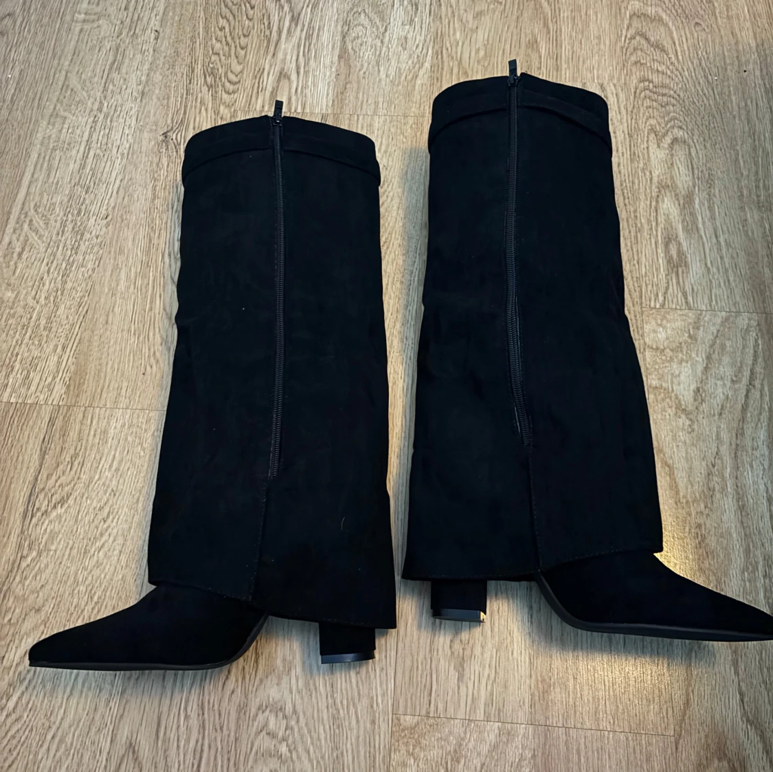 Svarta stövlar med dekorativt guld spänne - 1